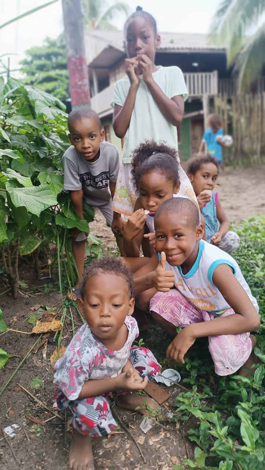 Quiénes Somos - Grupo de voluntarios trabajando con niños en un aula - Kornelios