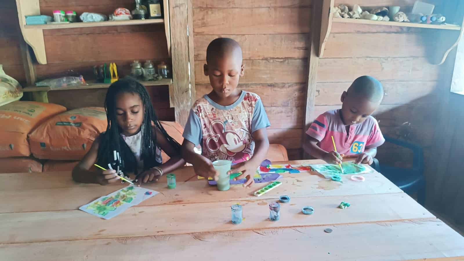 Transformación comunitaria - Niños y voluntarios en una comunidad vulnerable
