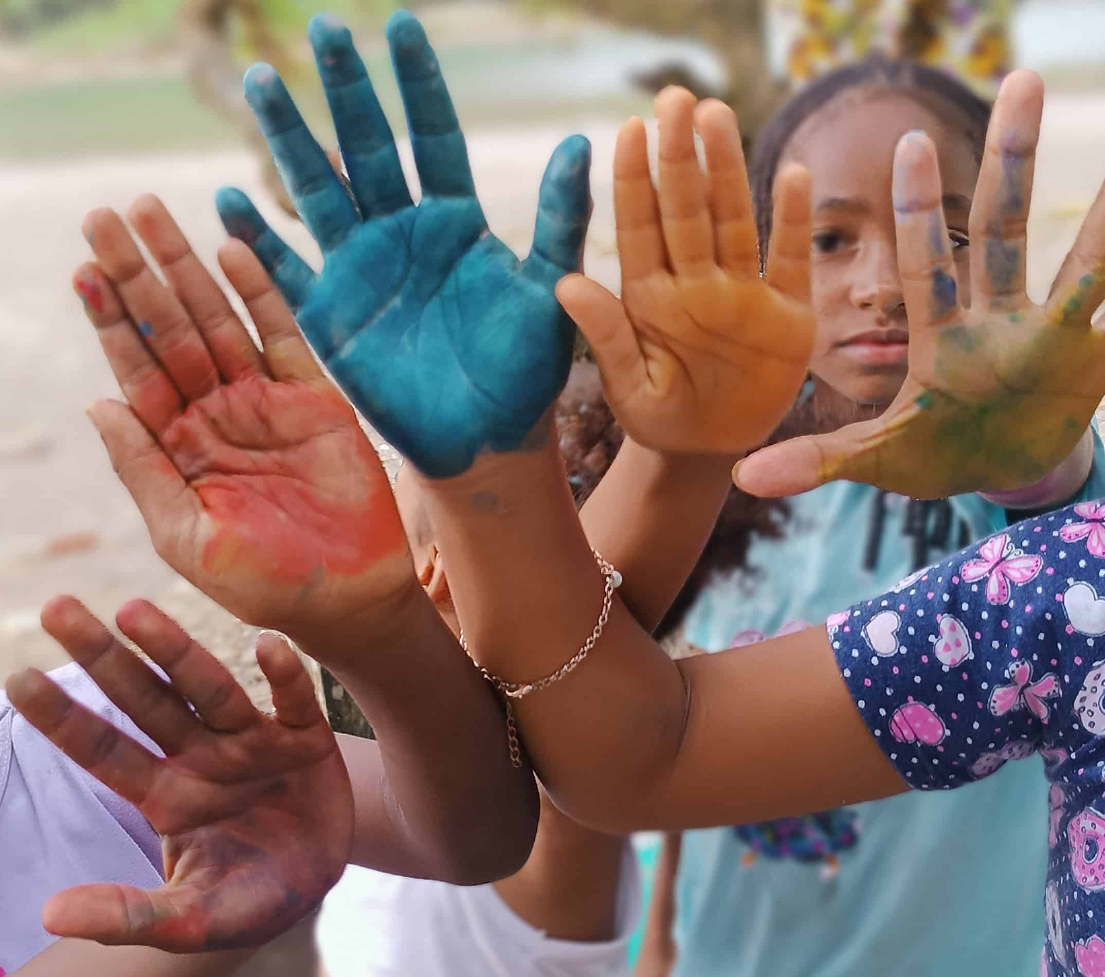 Voluntarios - Equipo de personas trabajando juntas en proyectos comunitarios de Kornelios